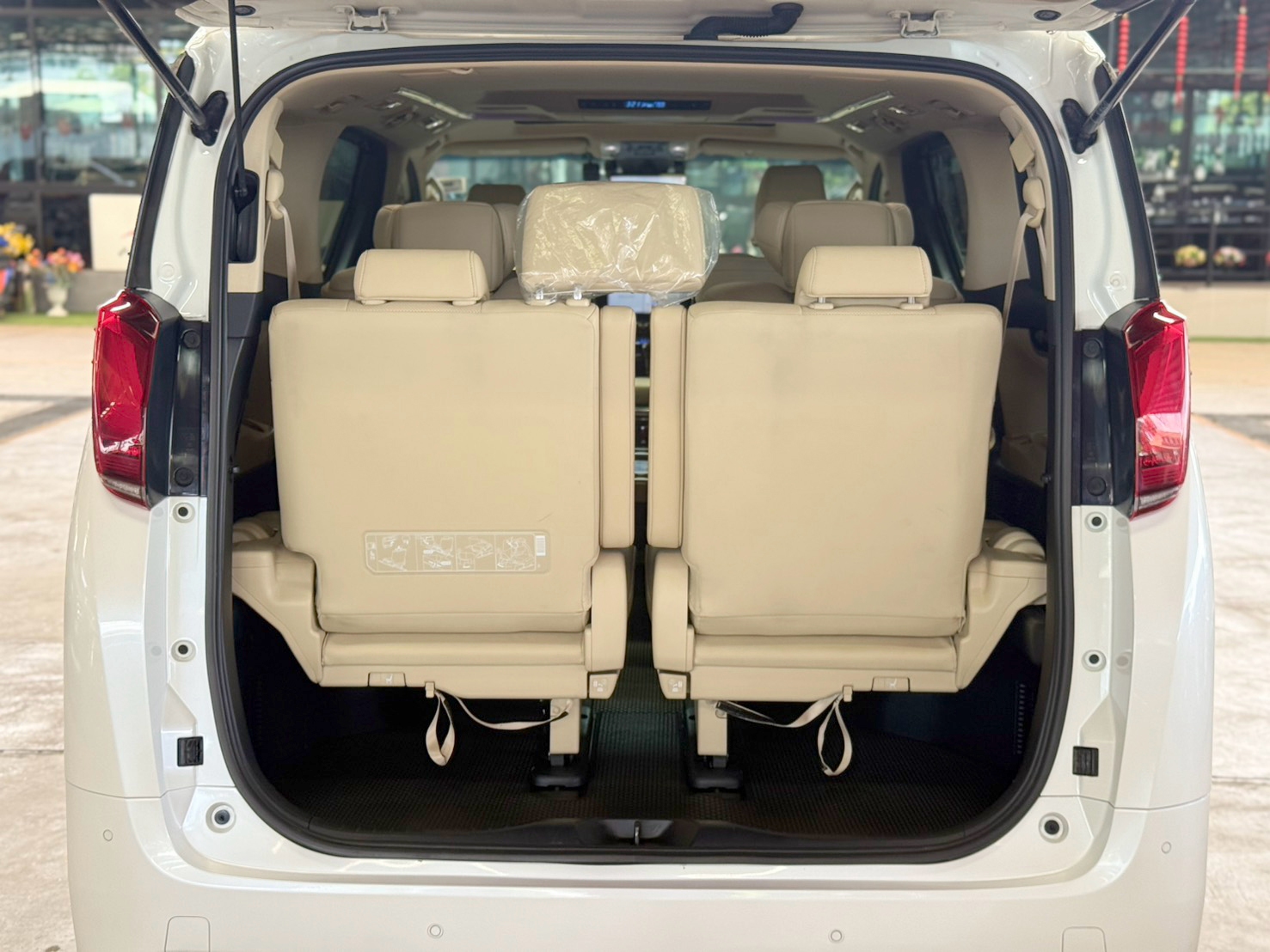 TOYOTA ALPHARD 2.5 HYBRID E-FOUR 2021
