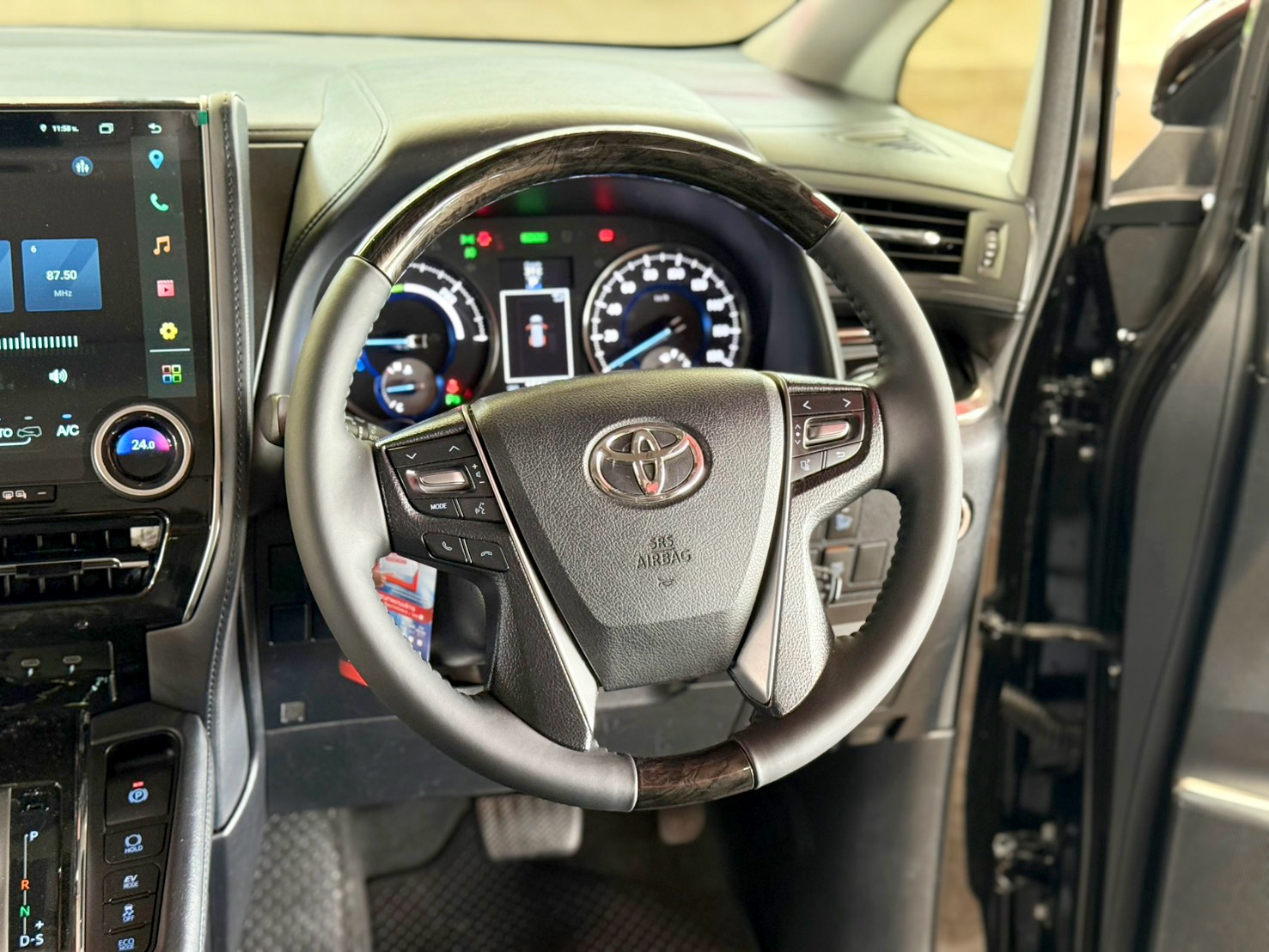 TOYOTA ALPHARD 2.5 HYBRID 2015