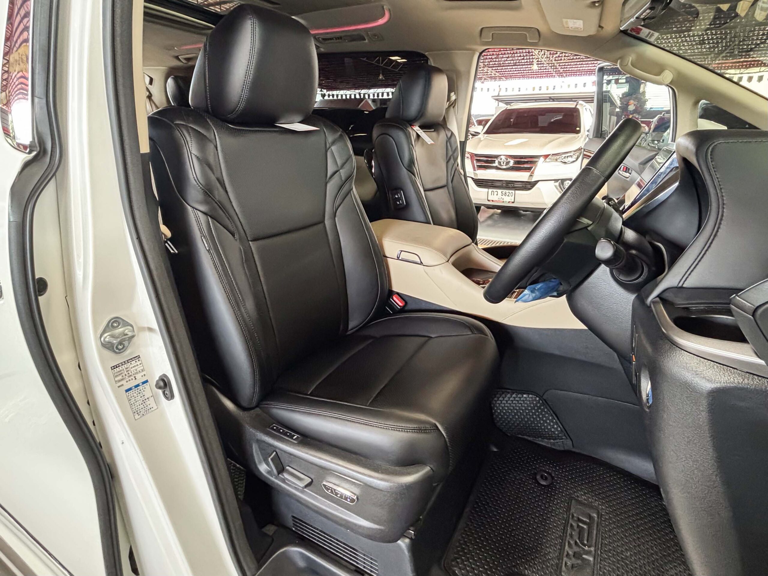 TOYOTA ALPHARD 2.5 HYBRID E-FOUR 2020