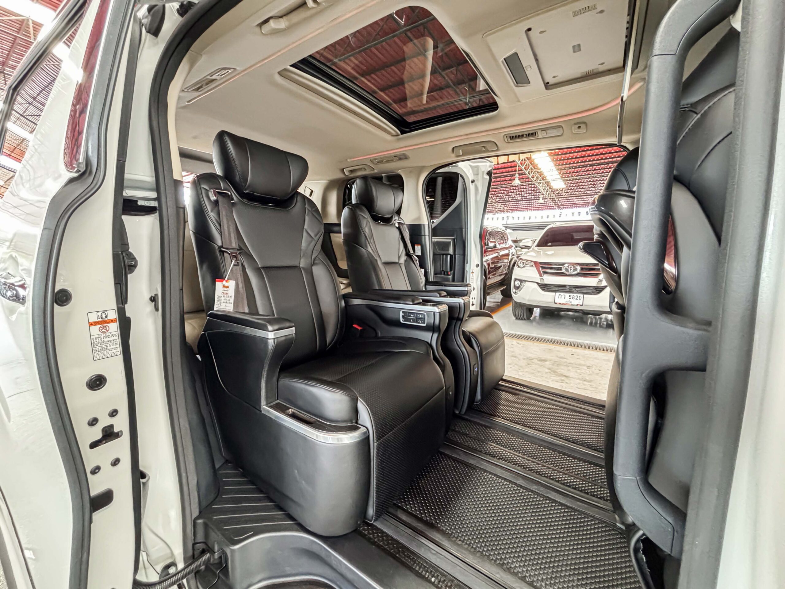 TOYOTA ALPHARD 2.5 HYBRID E-FOUR 2020