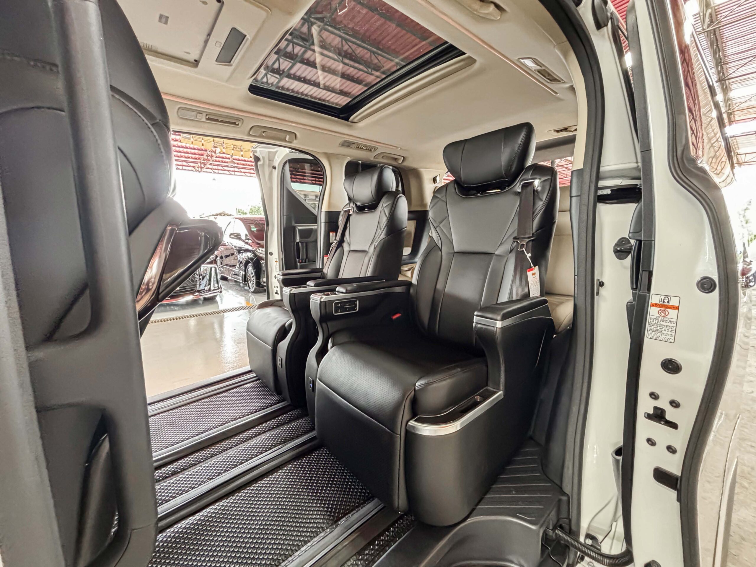 TOYOTA ALPHARD 2.5 HYBRID E-FOUR 2020